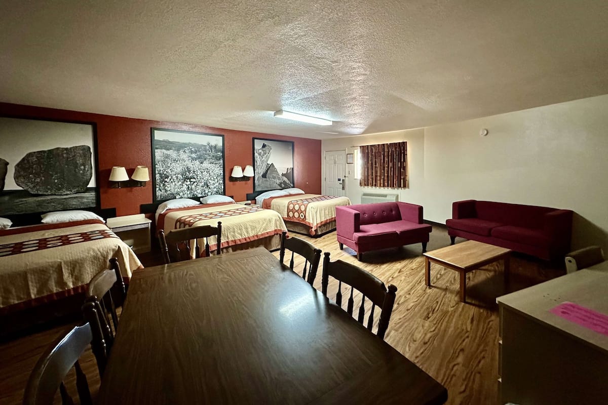 Studio Suite, nhiều giường, không hút thuốc | Bàn, màn/rèm cản sáng, truy cập Internet không dây miễn phí