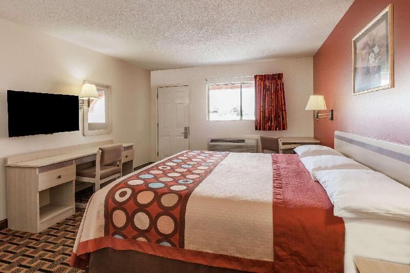 Escritorio, cortinas blackout, wifi gratis y ropa de cama 