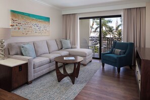 套房, 1 张特大床和 1 张沙发床, 通行无障碍, 泳池景观 (Mobility Accessible) | 起居区 | 电视