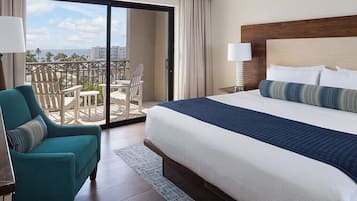 Caja de seguridad en la habitación y tabla de planchar con plancha