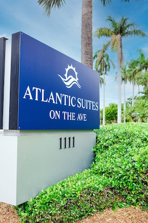 Property entrance - The Atlantic Suites on the Ave (Delray Beach)
