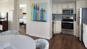 Suite, 2 Bedrooms, Kitchen, Pool View | Private kitchen