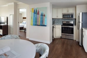Suite, 2 Bedrooms, Kitchen, Pool View | Private kitchen | Fridge, microwave, dishwasher, coffee/tea maker