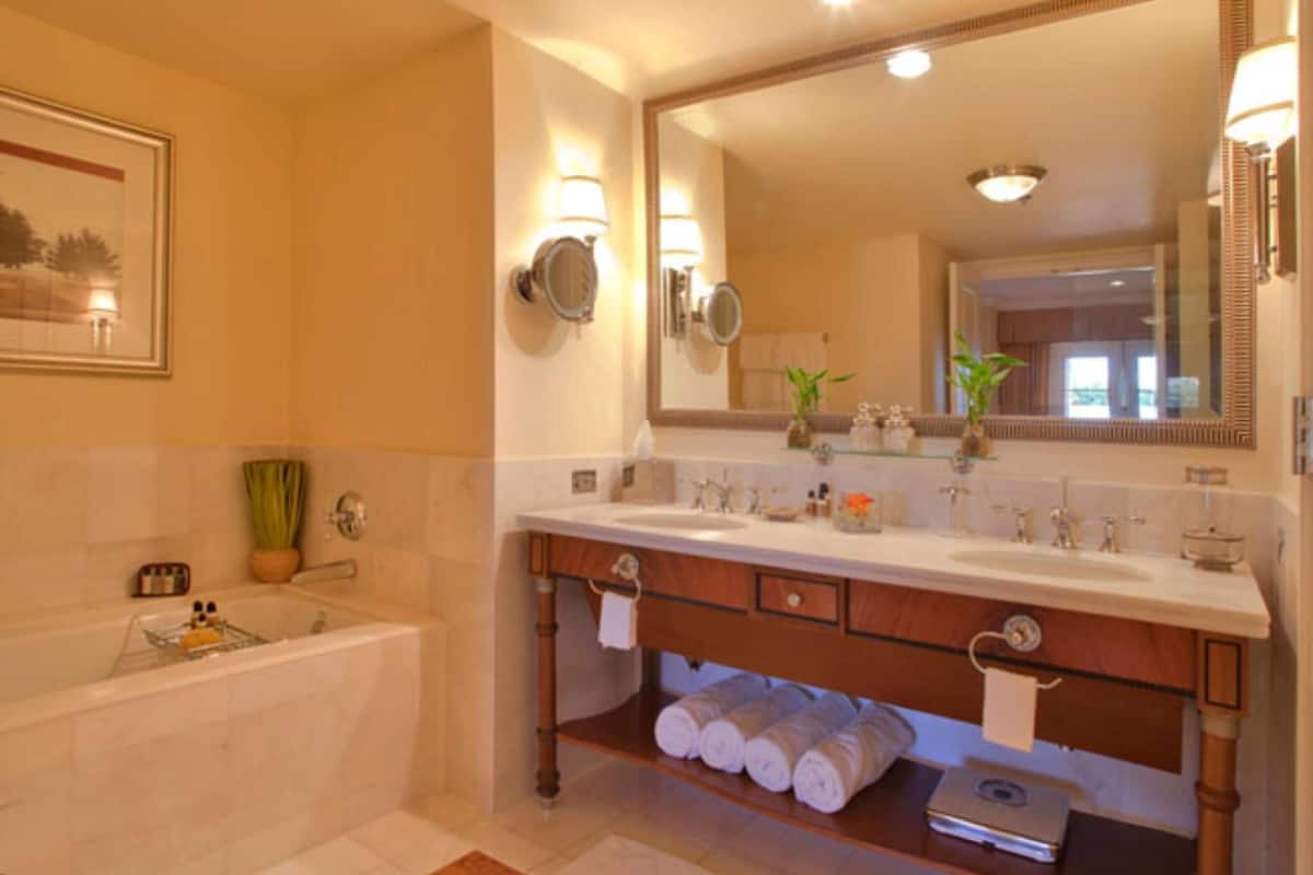 Bathroom | Free toiletries, hair dryer, towels, soap