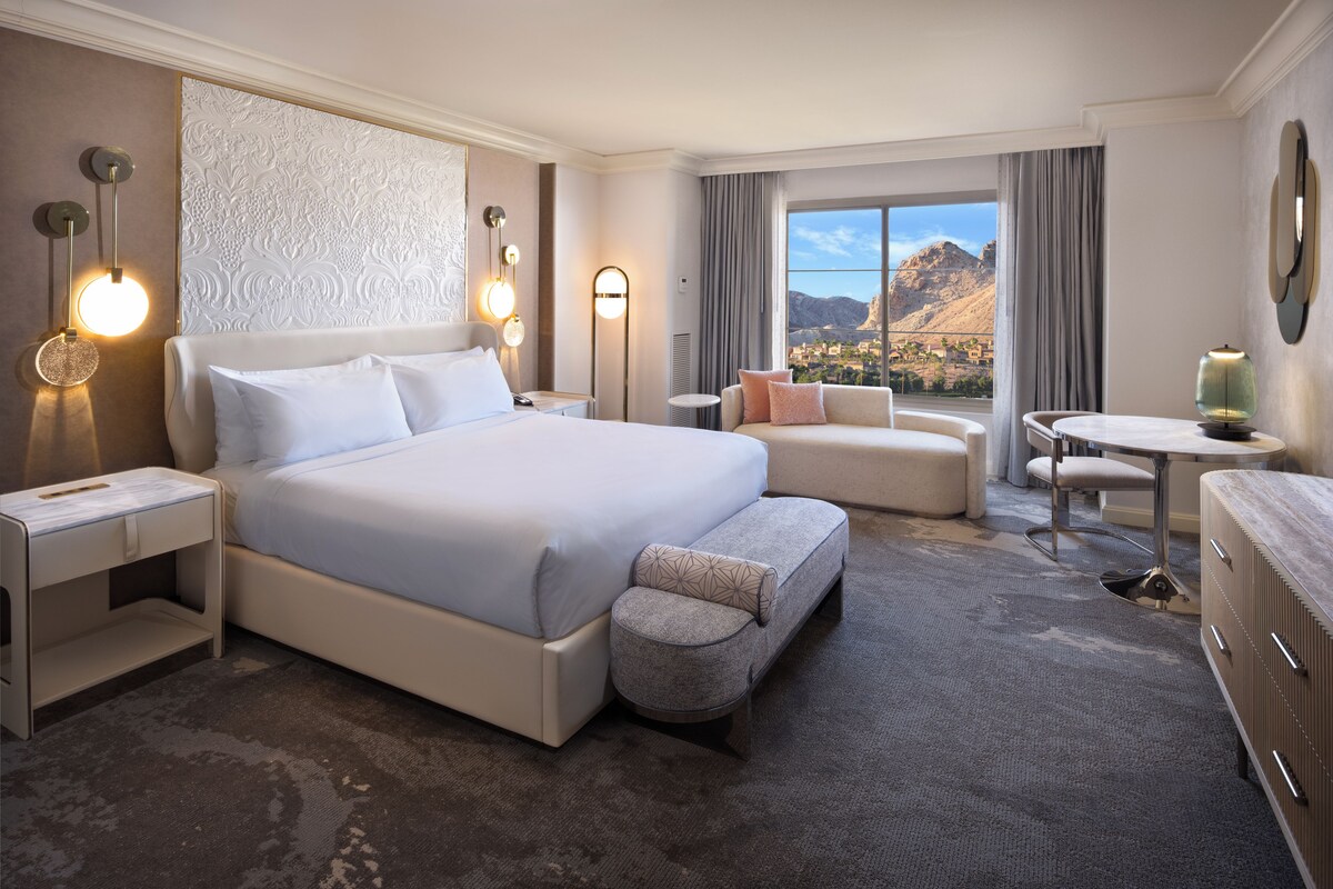 Luxe beddengoed, pillowtop-bedden, een kluis op de kamer, een bureau