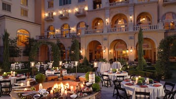 2 restaurants, breakfast served