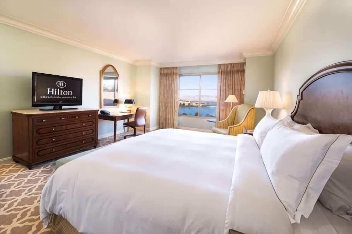 Luxe beddengoed, pillowtop-bedden, een kluis op de kamer, een bureau