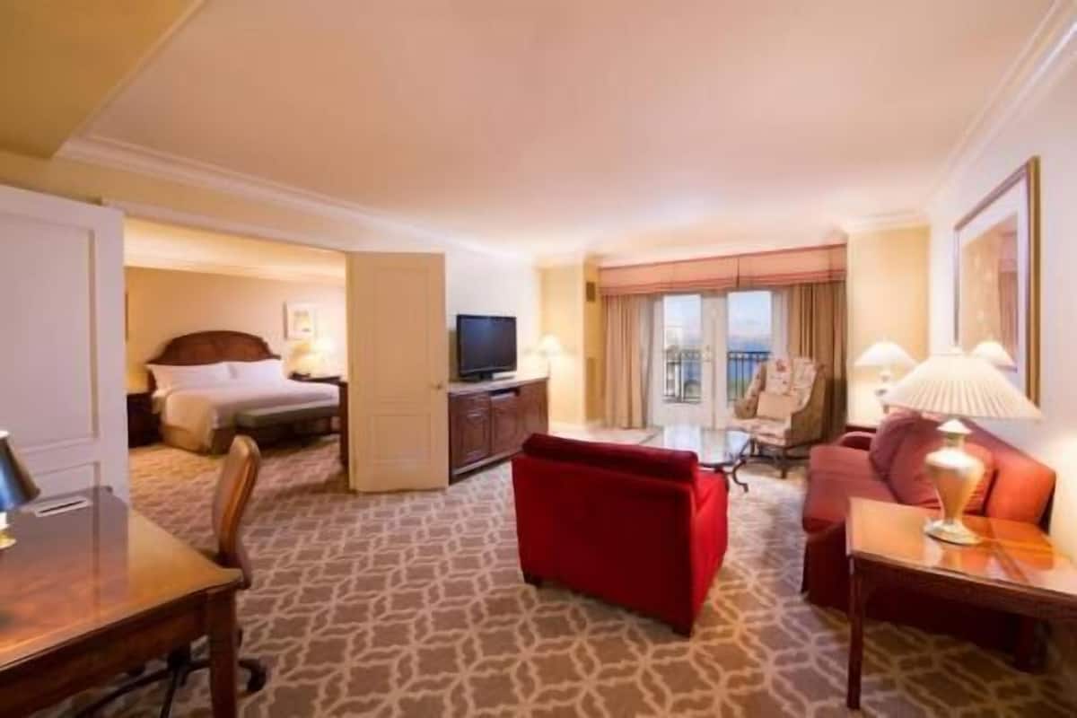 Premium bedding, pillowtop beds, in-room safe, desk