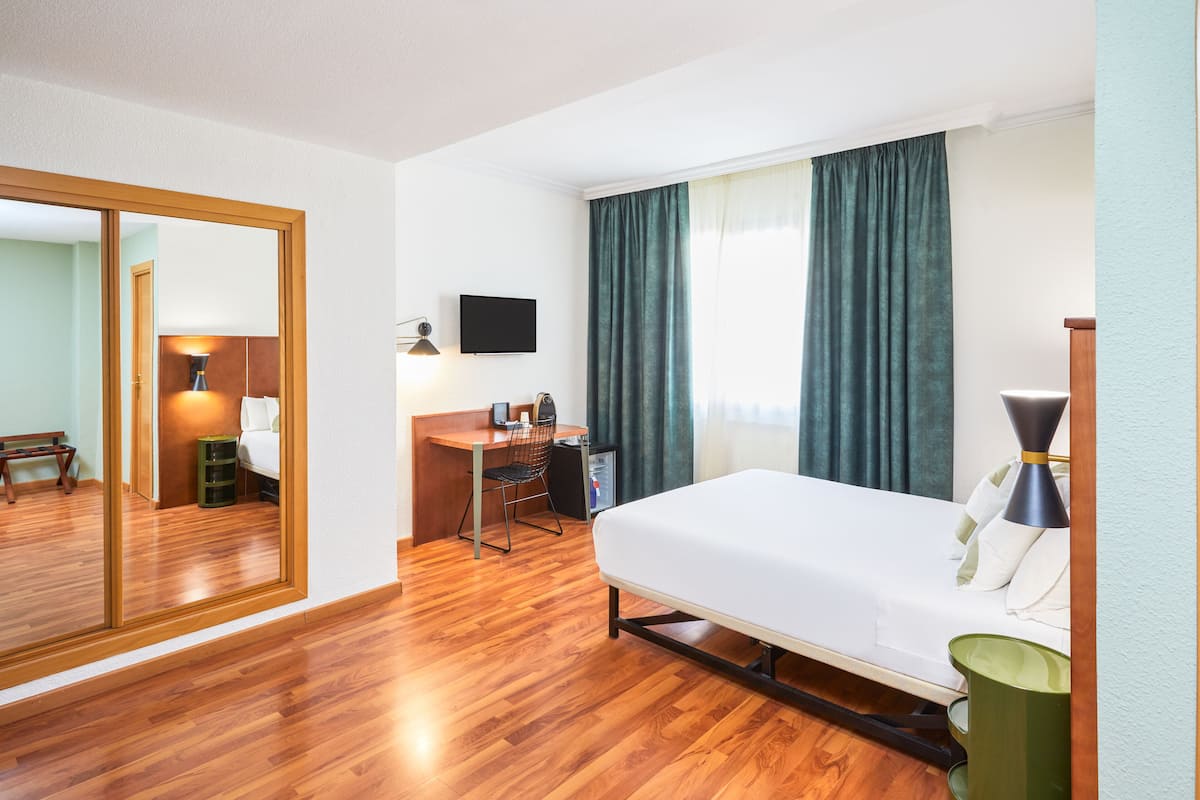 In-room safe, desk, iron/ironing board, free WiFi