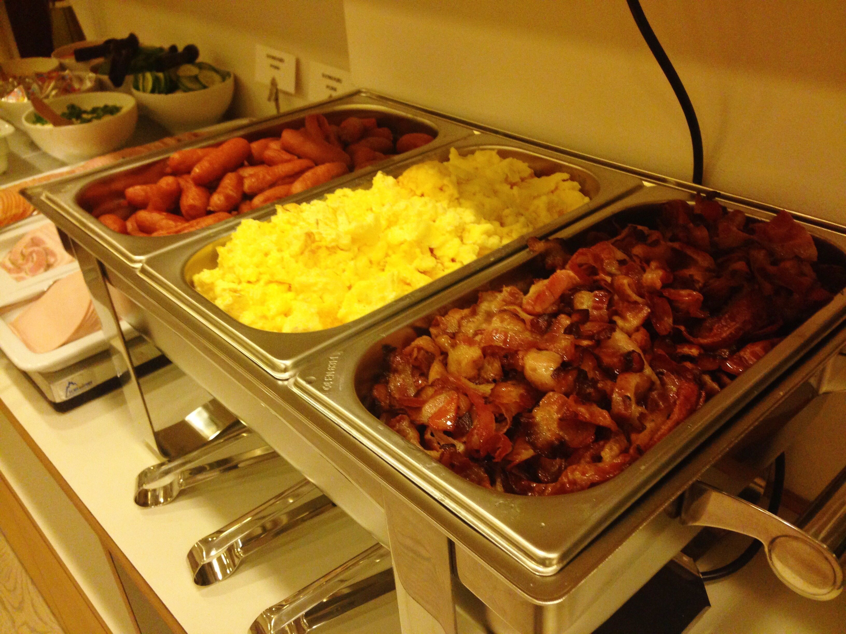 Daily buffet breakfast (DKK 129 per person)