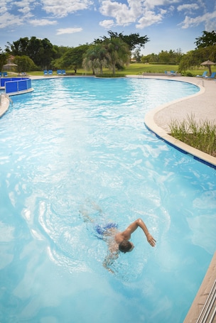 Una piscina al aire libre