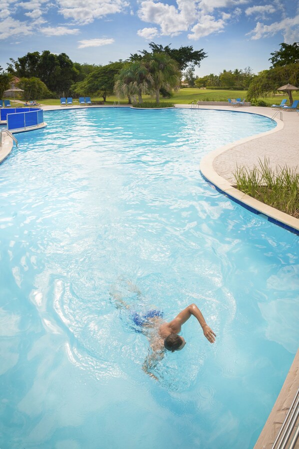 Una piscina al aire libre