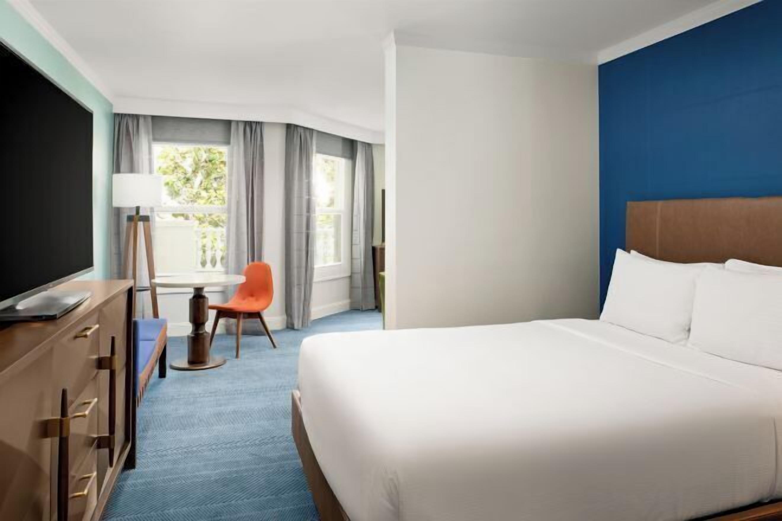 Caja de seguridad en la habitación, escritorio y cortinas blackout 