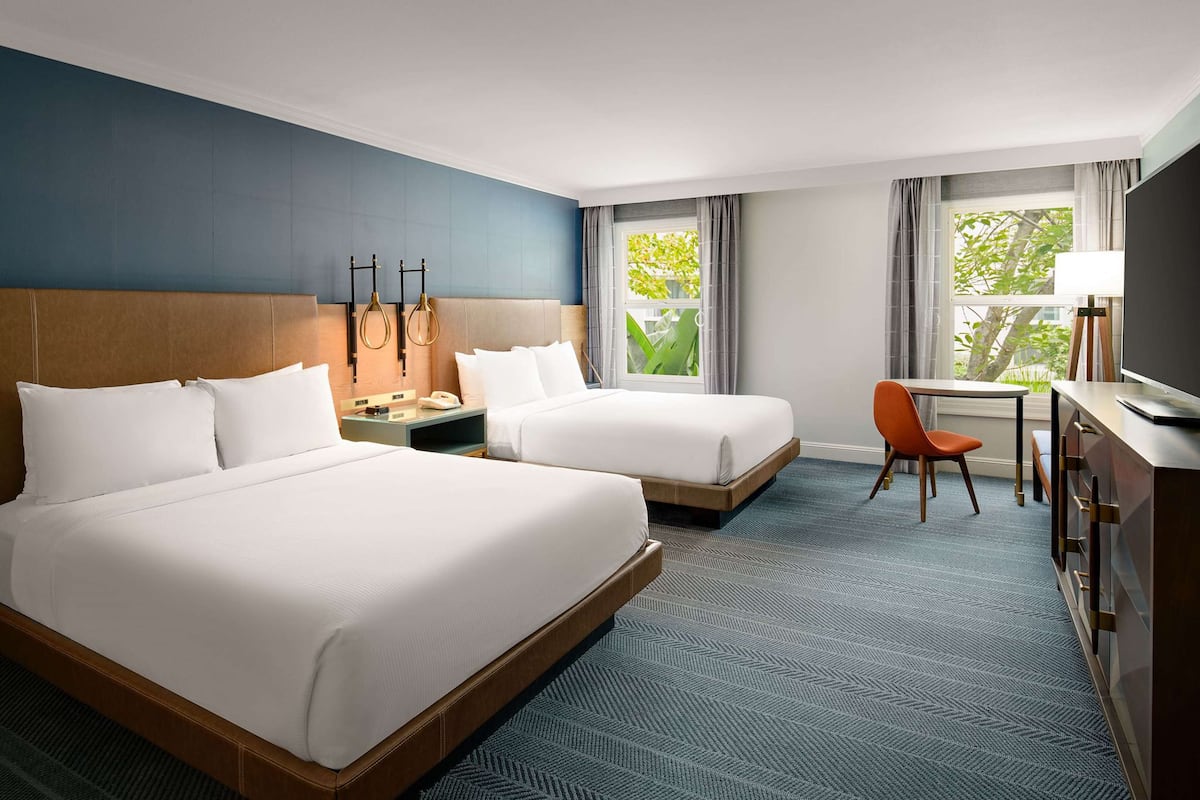 Peti besi dalam bilik, meja, langsir/tirai gelap terus