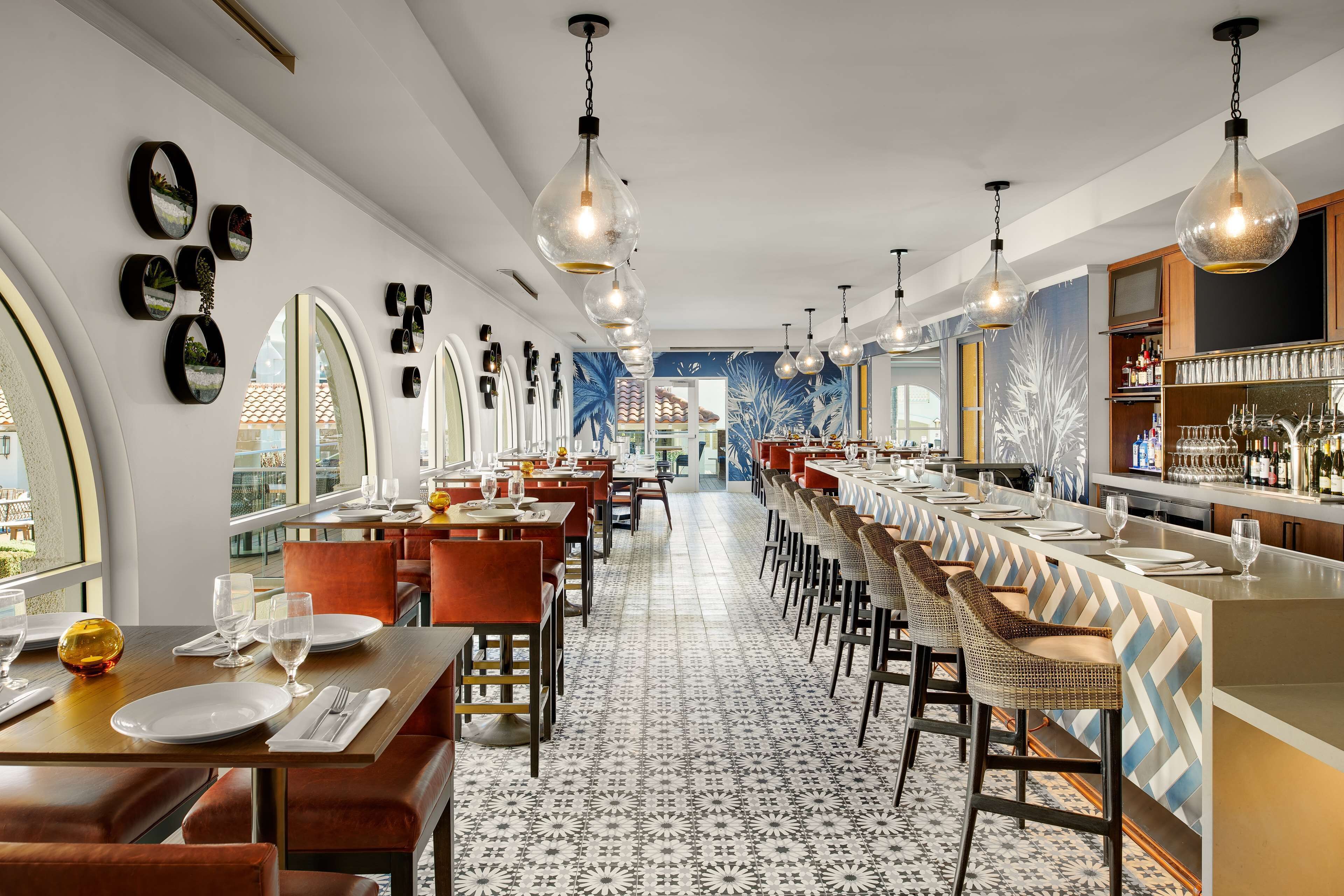 Melayani sarapan dan makan siang dengan pemandangan taman 