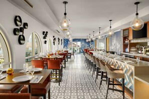 Petit déjeuner, déjeuner et brunch servis sur place, vue sur le jardin