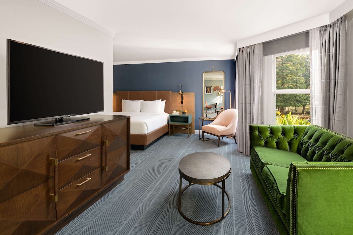 Junior Suite, 1 Katil Raja (King) dengan Katil Sofa | Ruang tamu | TV skrin rata