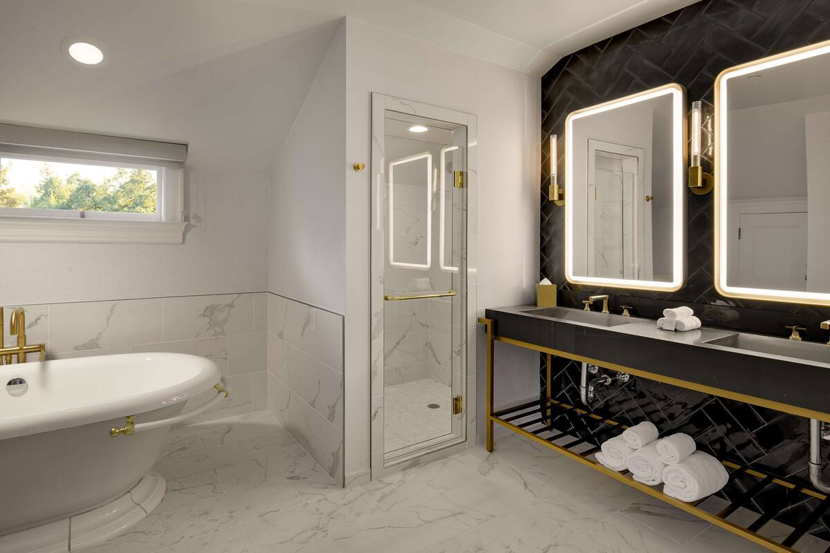 presidential suite, 1 king bed | bathroom | combined shower/bathtub, free toiletries, hair dryer, bathrobes