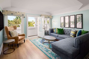 Suite, 1 soverom, balkong | Oppholdsområde | Flatskjerm-TV