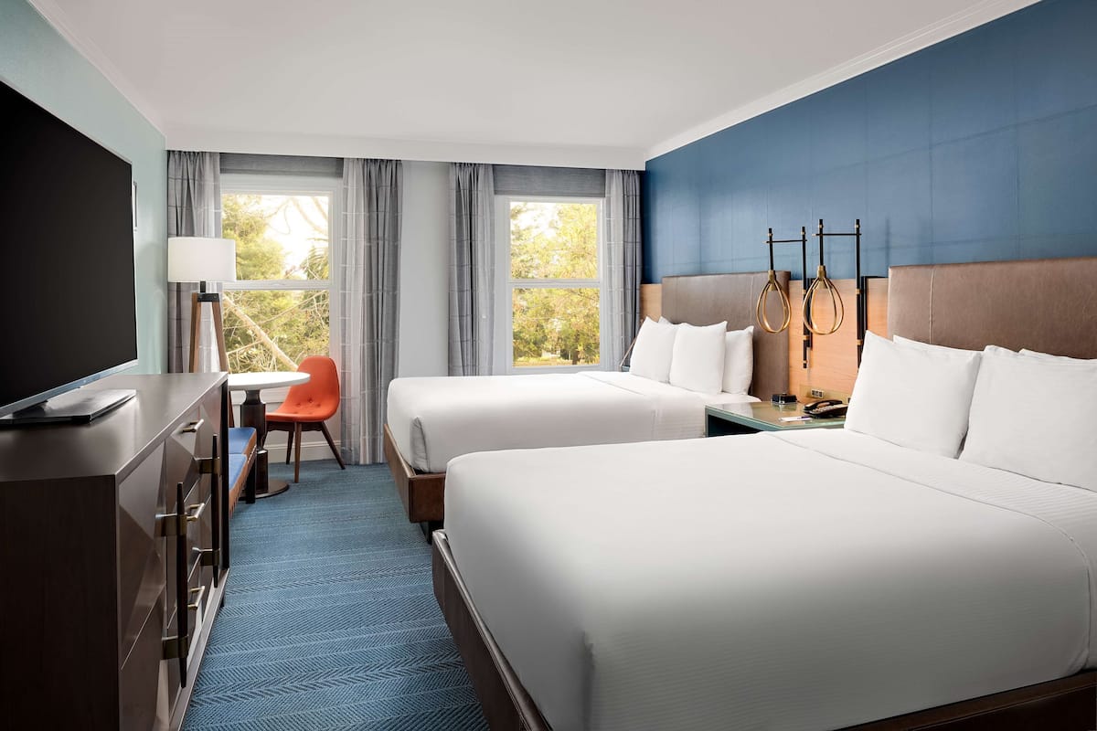 Peti besi dalam bilik, meja, langsir/tirai gelap terus