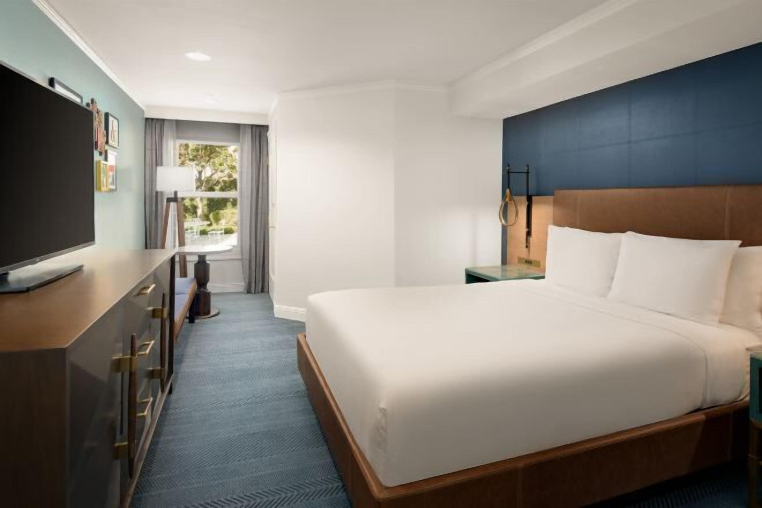 Caja de seguridad en la habitación, escritorio y cortinas blackout 