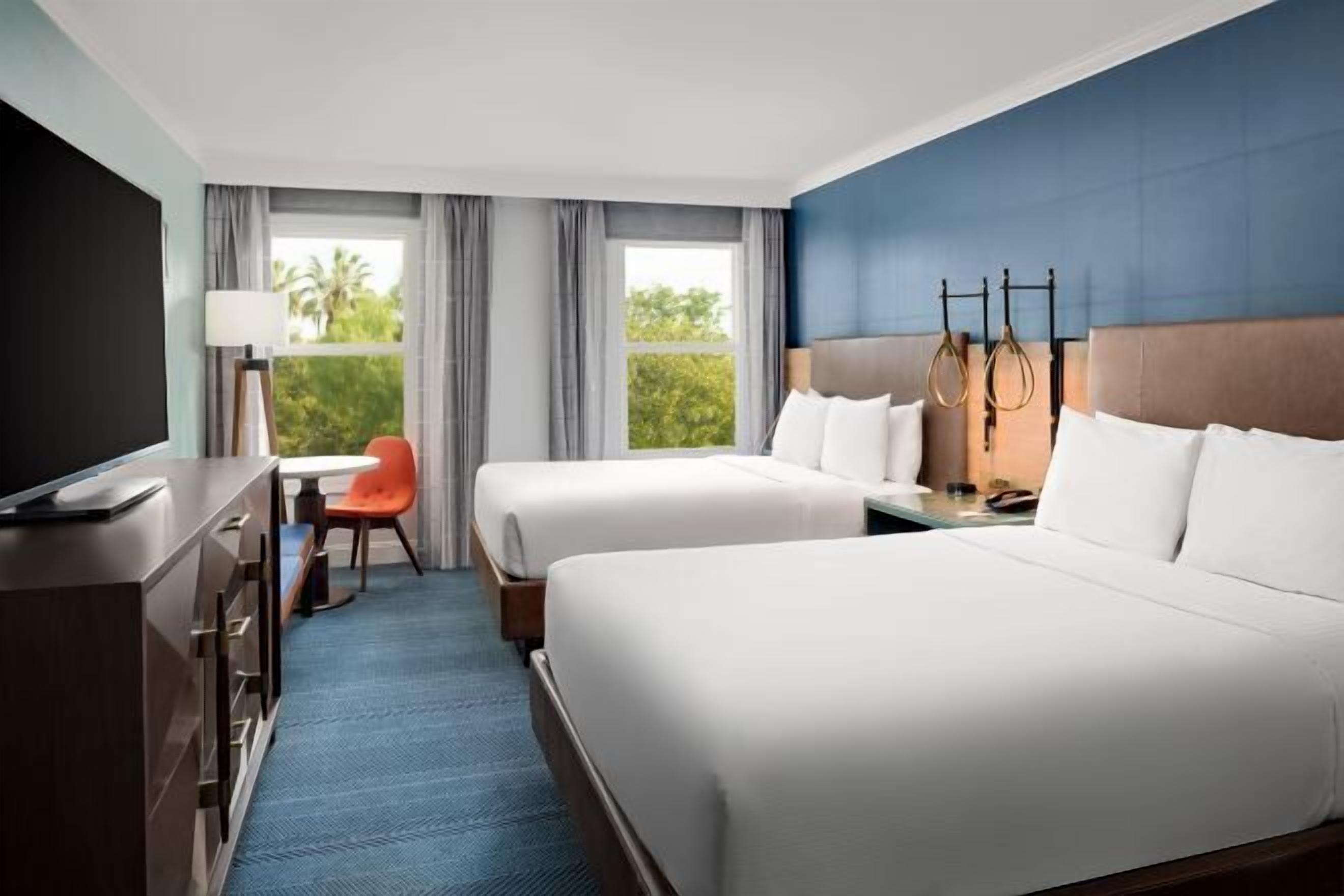 Caja de seguridad en la habitación, escritorio y cortinas blackout 