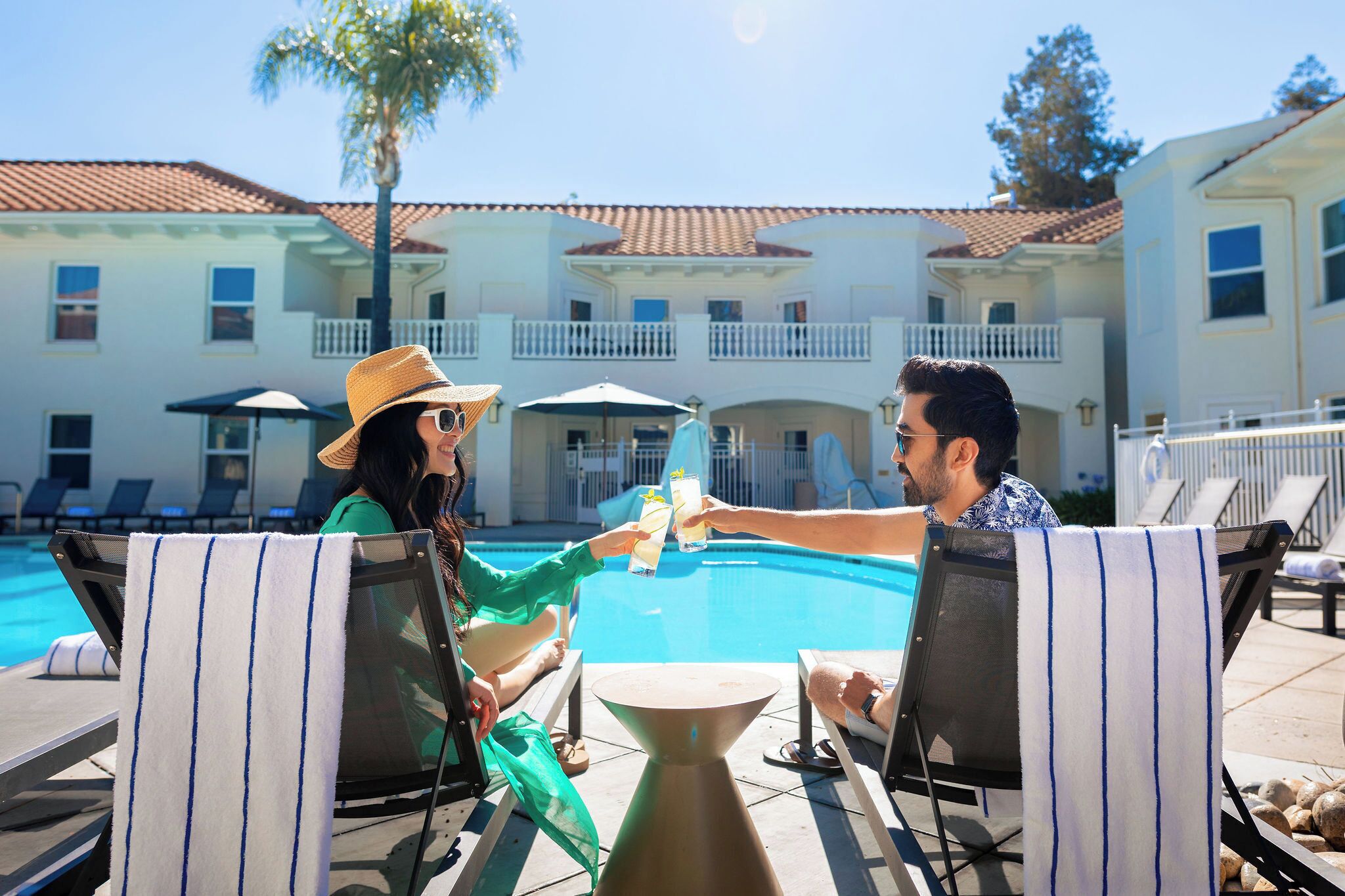 Hồ bơi ngoài trời, ghế dài tắm nắng 