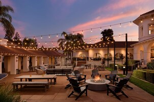 Aperto a colazione, pranzo e brunch, con vista sul giardino 