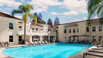 Kolam renang outdoor, dengan kursi berjemur