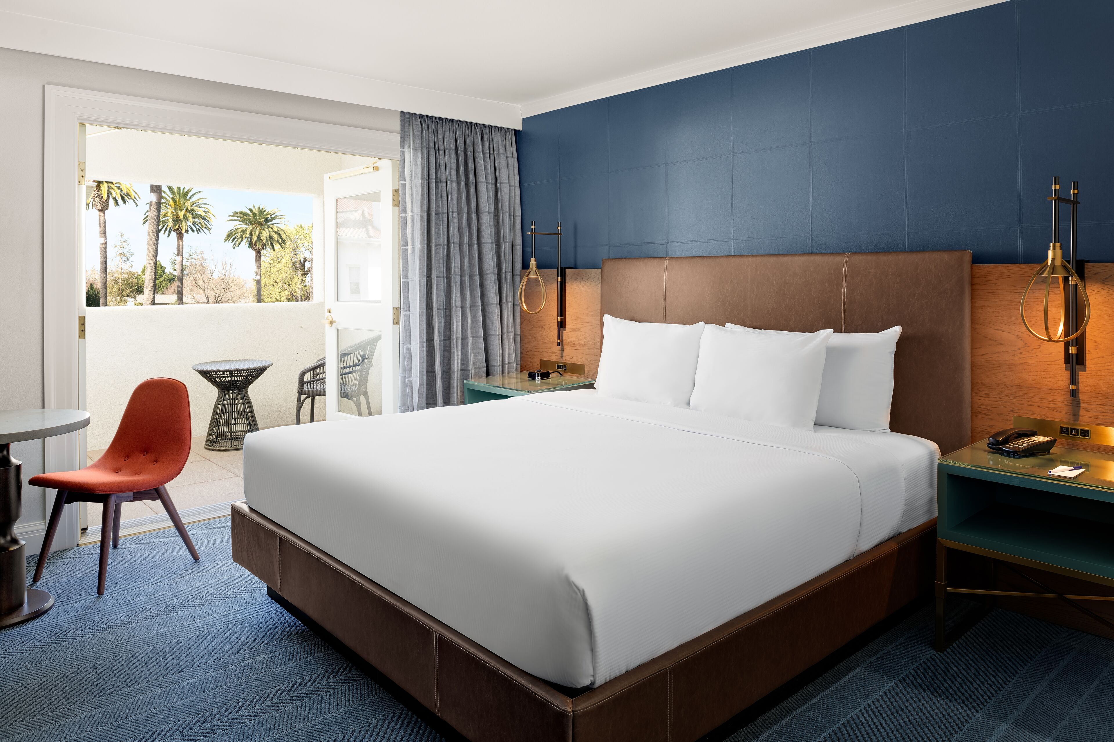 Peti besi dalam bilik, meja, langsir/tirai gelap terus 