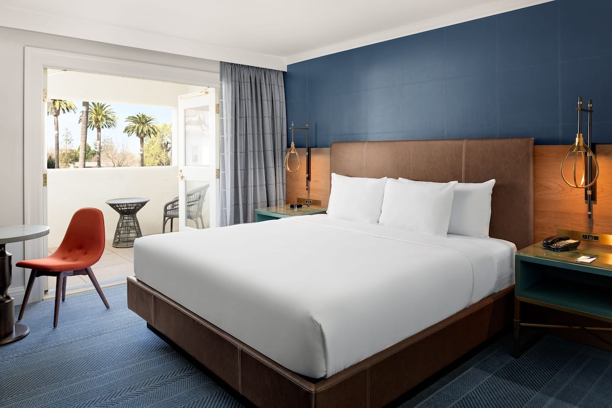 Peti besi dalam bilik, meja, langsir/tirai gelap terus