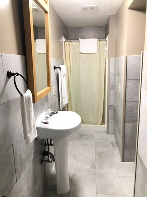 Double Room, 2 Bedrooms, Smoking | Bathroom