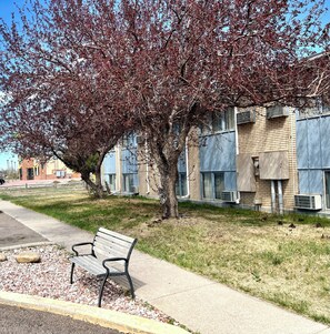 BBQ/picnic area - Americas Best Value Inn Laramie (Laramie)