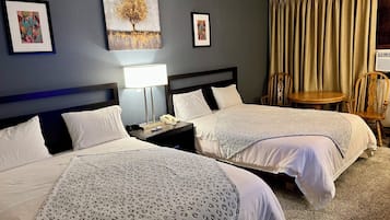 Phòng, 2 giường cỡ queen, không hút thuốc | Truy cập Internet không dây miễn phí, đồng hồ báo thức