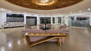 A spacious lobby with a modern wooden ceiling, a central seating area with patterned sofas, and a reception desk. - Holiday Inn Tuxtla Gutierrez by IHG (Tuxtla Gutierrez)