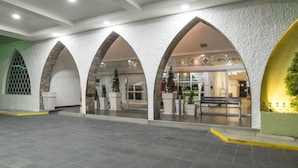A spacious lobby with a modern design, featuring a series of arched entryways and a central seating area. - Holiday Inn Tuxtla Gutierrez by IHG (Tuxtla Gutierrez)