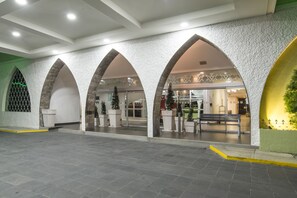 Un vestíbul ampli amb disseny modern, que destaca per una sèrie d'arcs d'entrada i una zona central de seients.