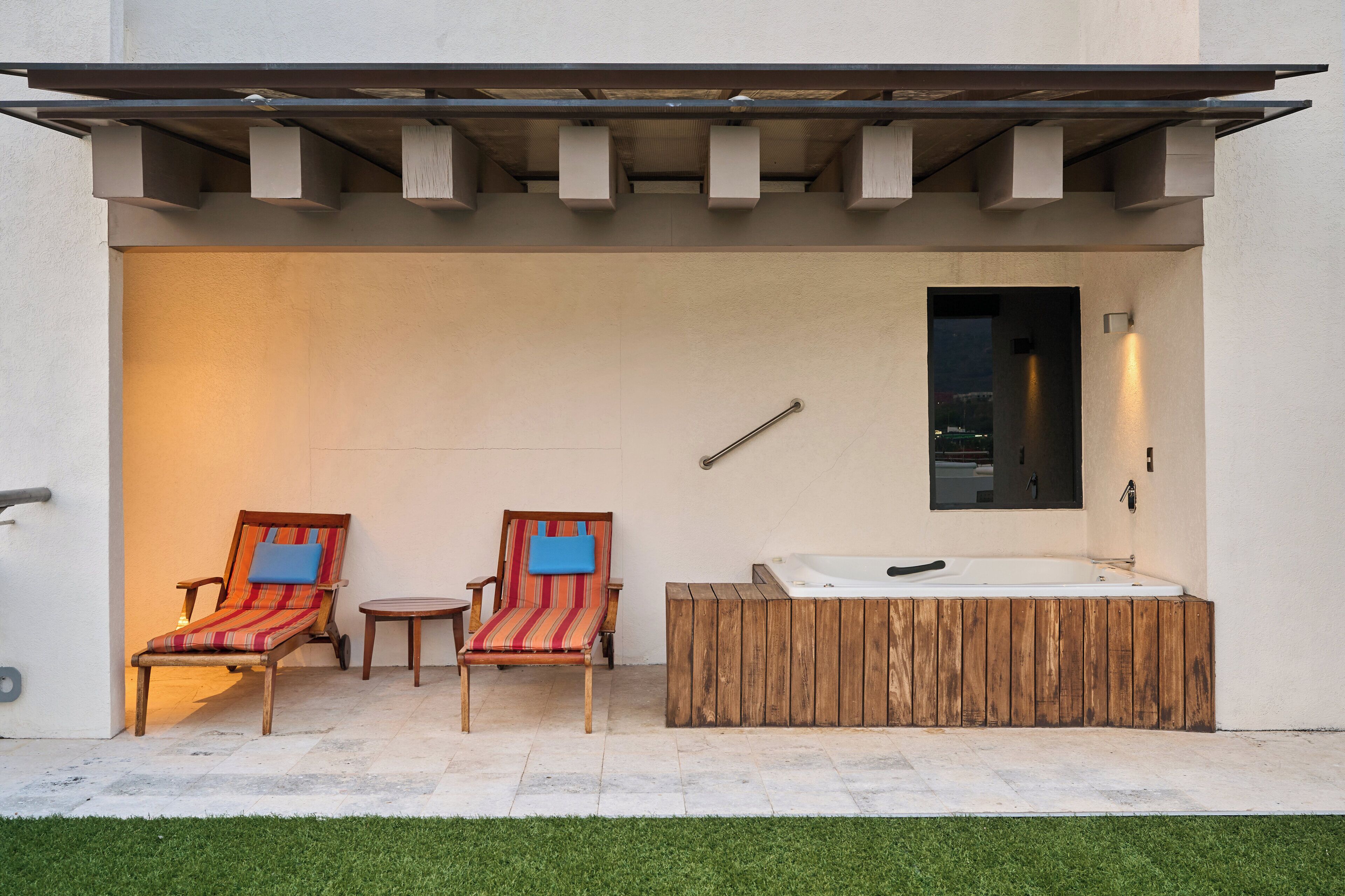 1 habitación, caja de seguridad en la habitación y escritorio 