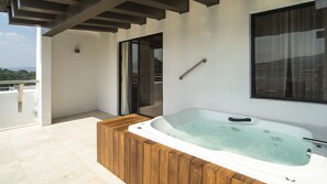 1 habitación, caja de seguridad en la habitación y escritorio