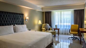 1 habitación, caja de seguridad en la habitación y escritorio