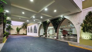 A spacious indoor area with a tiled floor, arched ceilings, and potted plants. - Holiday Inn Tuxtla Gutierrez by IHG (Tuxtla Gutierrez)