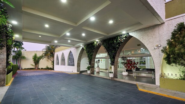 A spacious indoor area with a tiled floor, arched ceilings, and potted plants. - Holiday Inn Tuxtla Gutierrez by IHG (Tuxtla Gutierrez)
