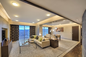 Royal Room | Premium bedding, minibar, in-room safe, desk
