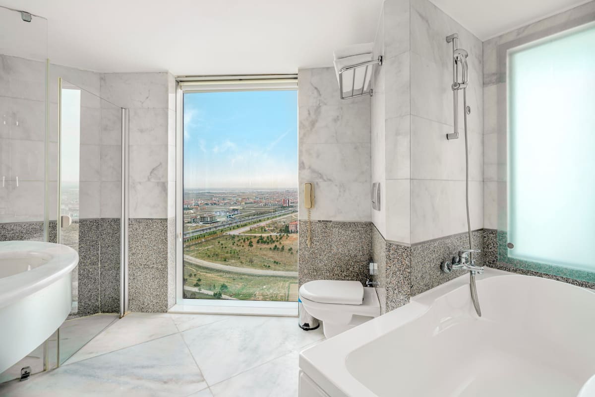 Corner Room | Bathroom | Combined shower/tub, deep soaking tub, rainfall showerhead