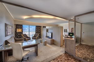 高档床上用品、迷你吧、客房内保险箱、办公桌