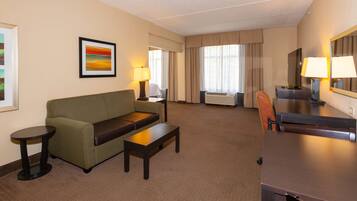 Camas con pillow-top, caja de seguridad en la habitación y escritorio