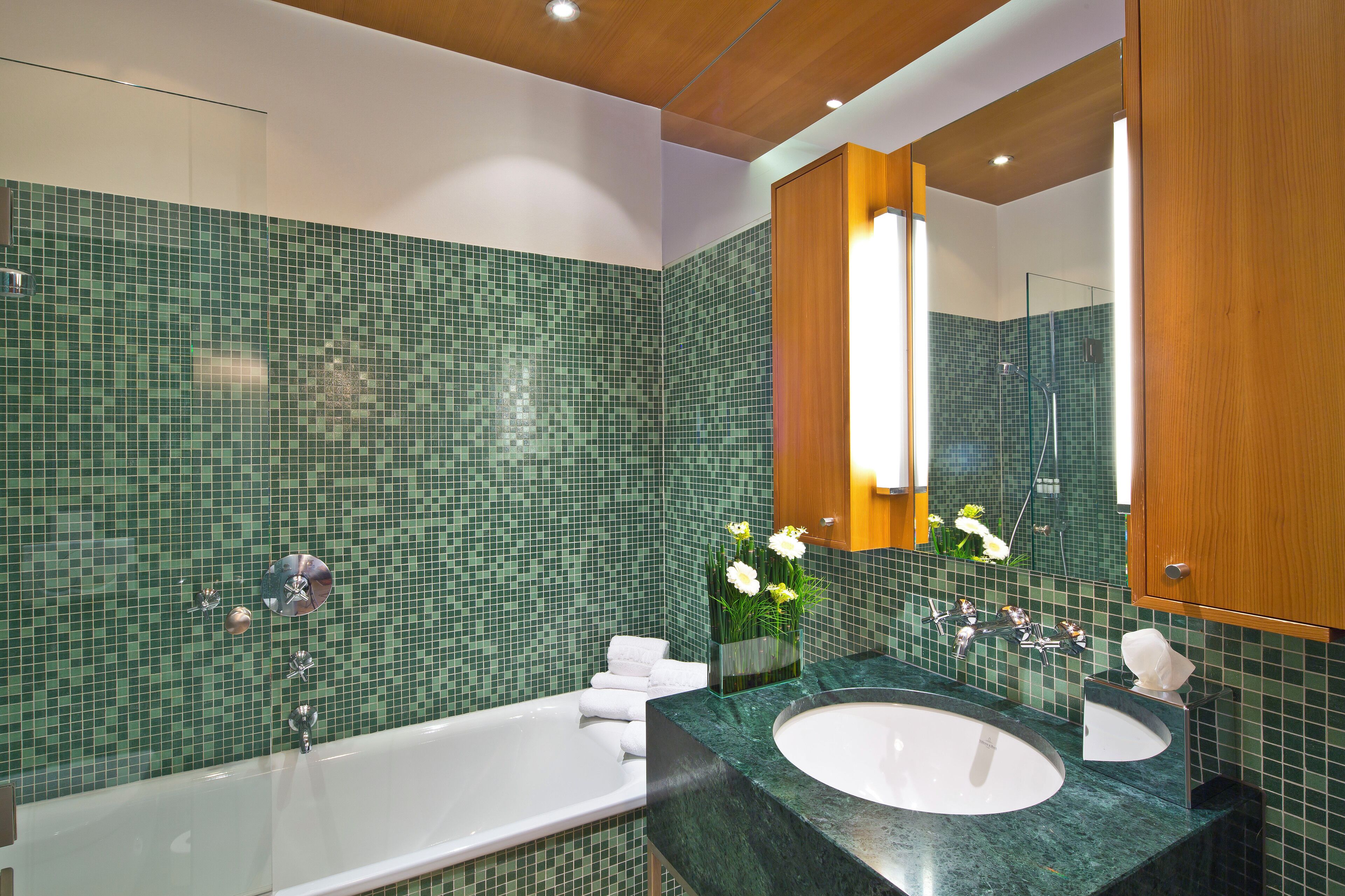 suite maximilian with 2 bathrooms | bathroom | free toiletries, hair dryer, slippers, towels