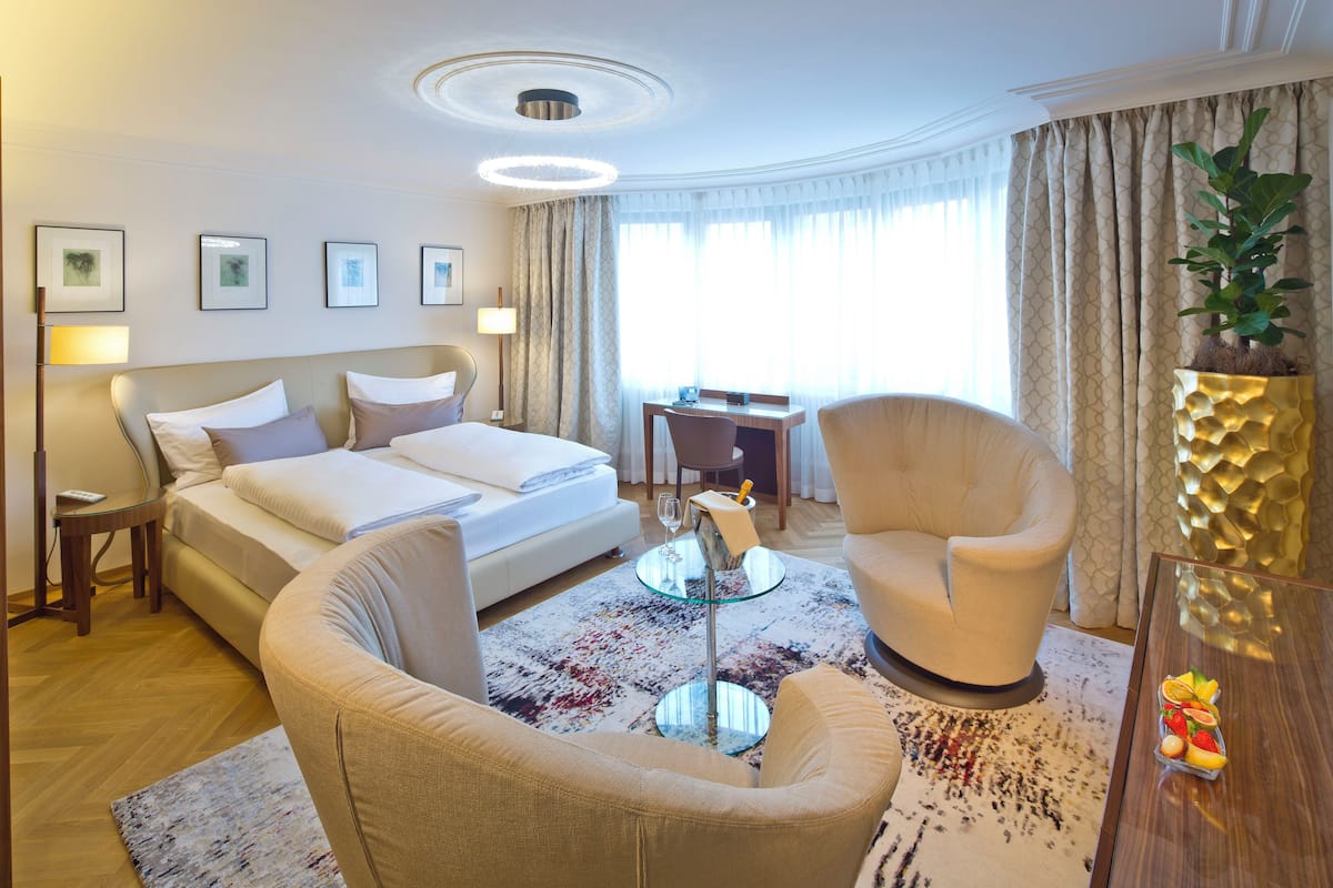 Suite Stadthaus | Hypo-allergenic bedding, minibar, in-room safe, blackout drapes