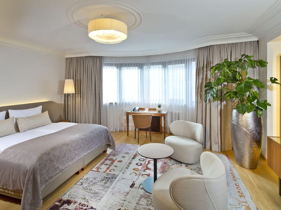 Quarto casal superior, para não fumantes, hipoalérgico | Área de estar | TV de tela plana 32 polegadas com canais via satélite, TV