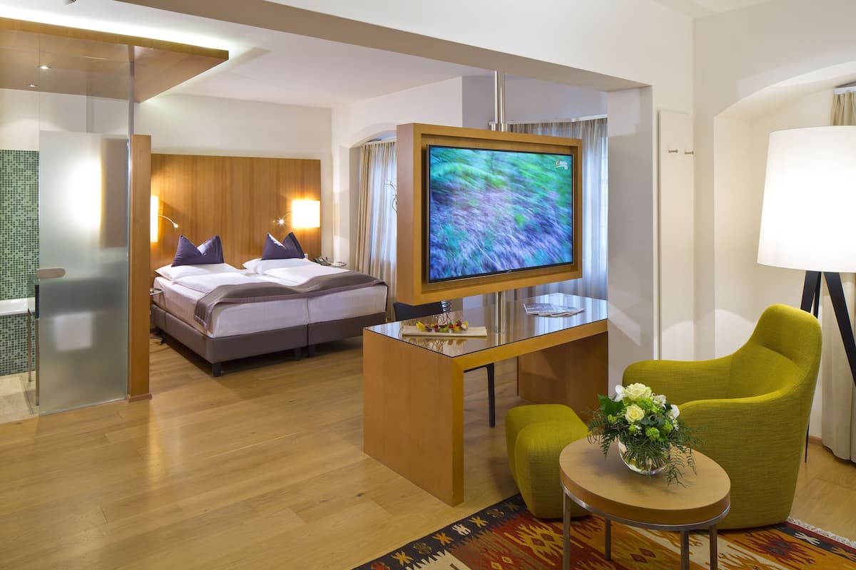 suite maximilian with 2 bathrooms | hypo-allergenic bedding, minibar, in-room safe, blackout curtains